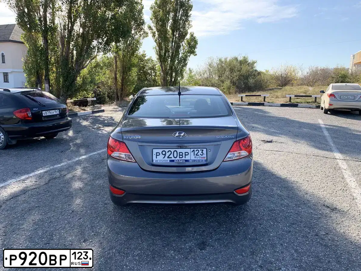 Фото автомобиля HYUNDAI SOLARIS, 2012 — госномер Р920ВР123. Цвет: ЧЕРНО-СЕРЫЙ