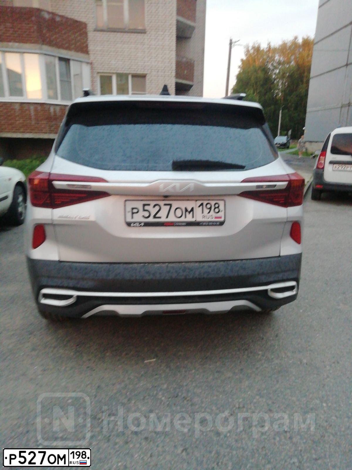Фото автомобиля KIA SELTOS, 2022 — госномер Р527ОМ198. Цвет: СЕРЕБРО