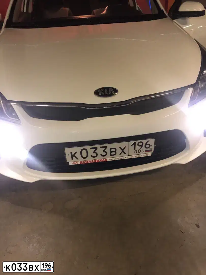 Фото автомобиля KIA RIO, 2018 — госномер К033ВХ196. Цвет: БЕЛЫЙ