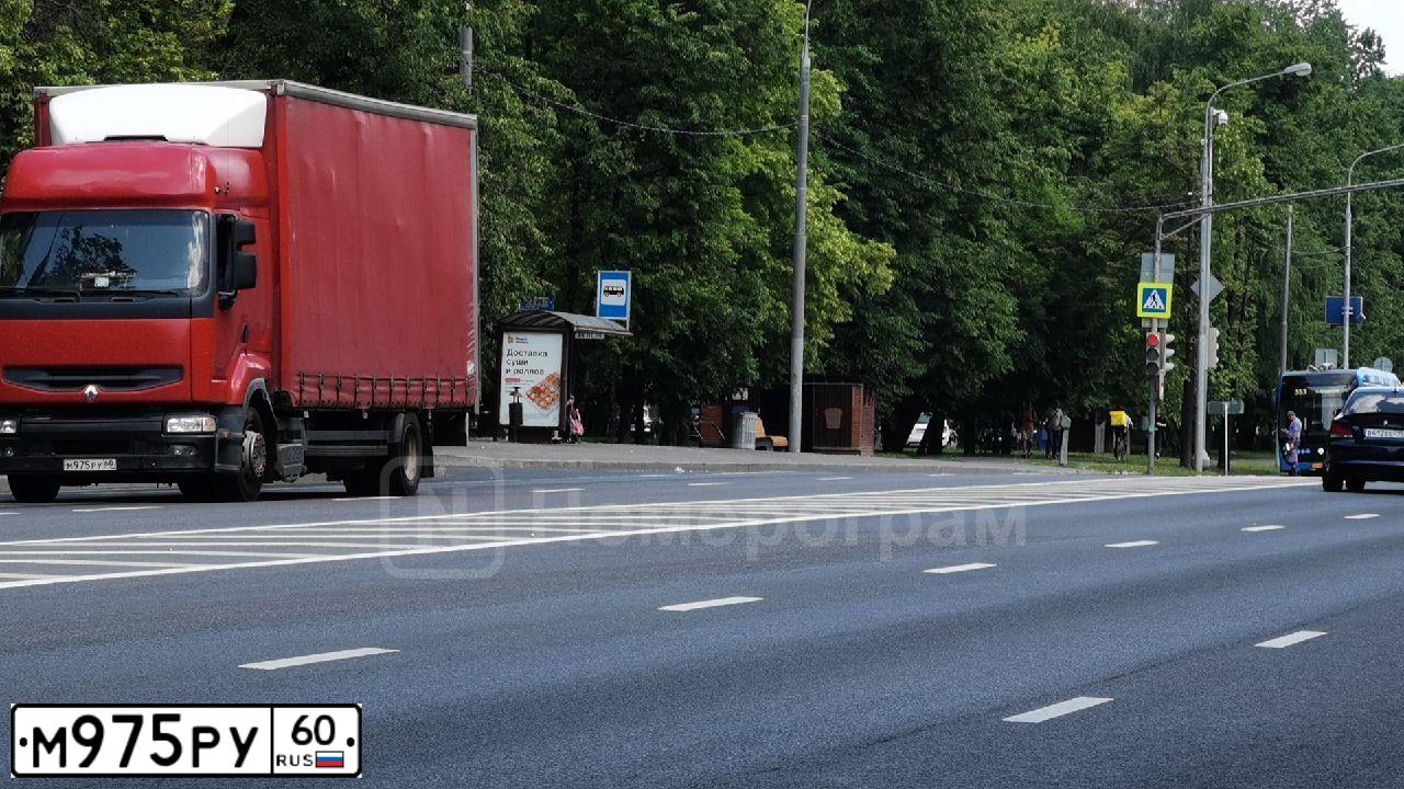 Фото автомобиля RENAULT PREMIUM, 2003 — госномер Р952МС39. Цвет: Красный