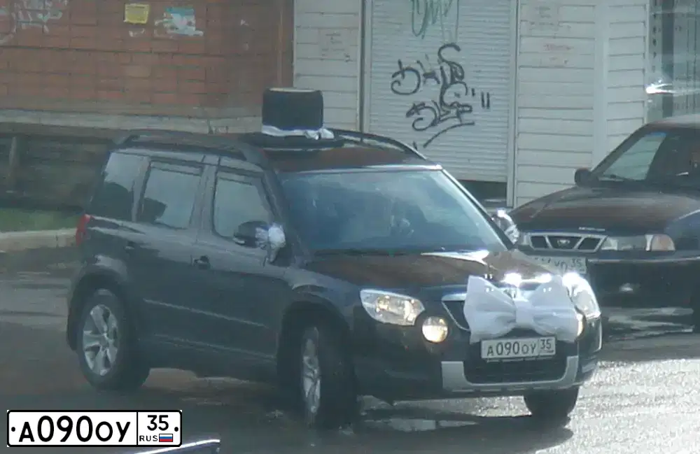 Фото автомобиля SKODA YETI, 2012 — госномер А090ОУ35. Цвет: ЧЕРНЫЙ