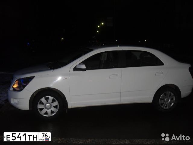Фото автомобиля CHEVROLET COBALT, 2013 — госномер Е541ТН76. Цвет: БЕЛЫЙ