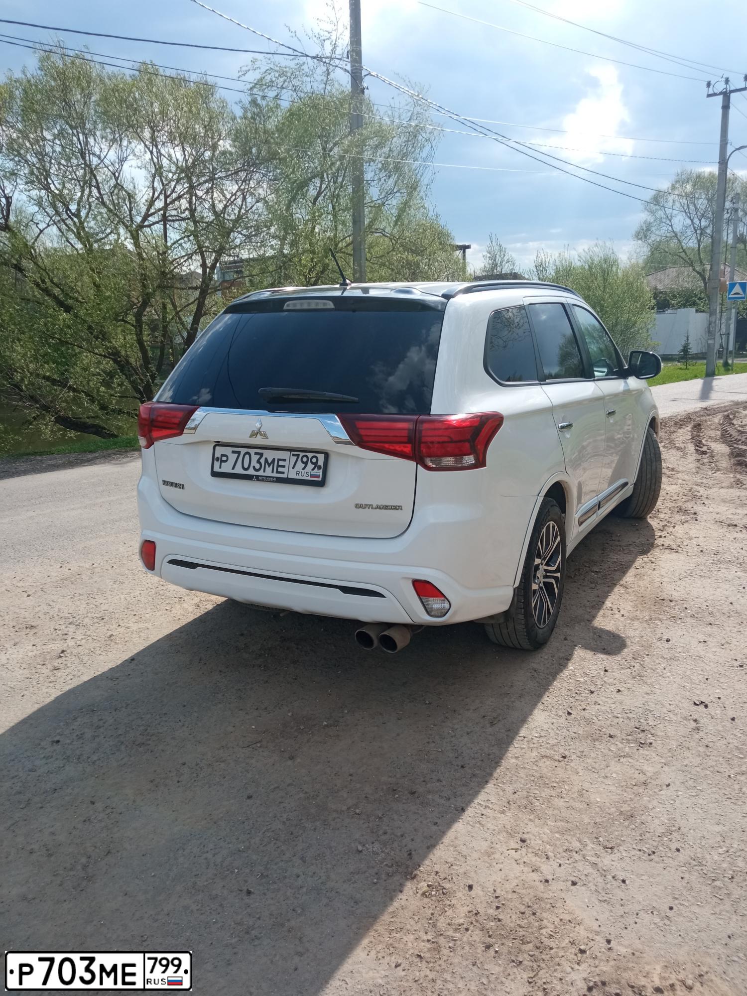 Фото автомобиля MITSUBISHI OUTLANDER, 2016 — госномер Р703МЕ799. Цвет: БЕЛЫЙ