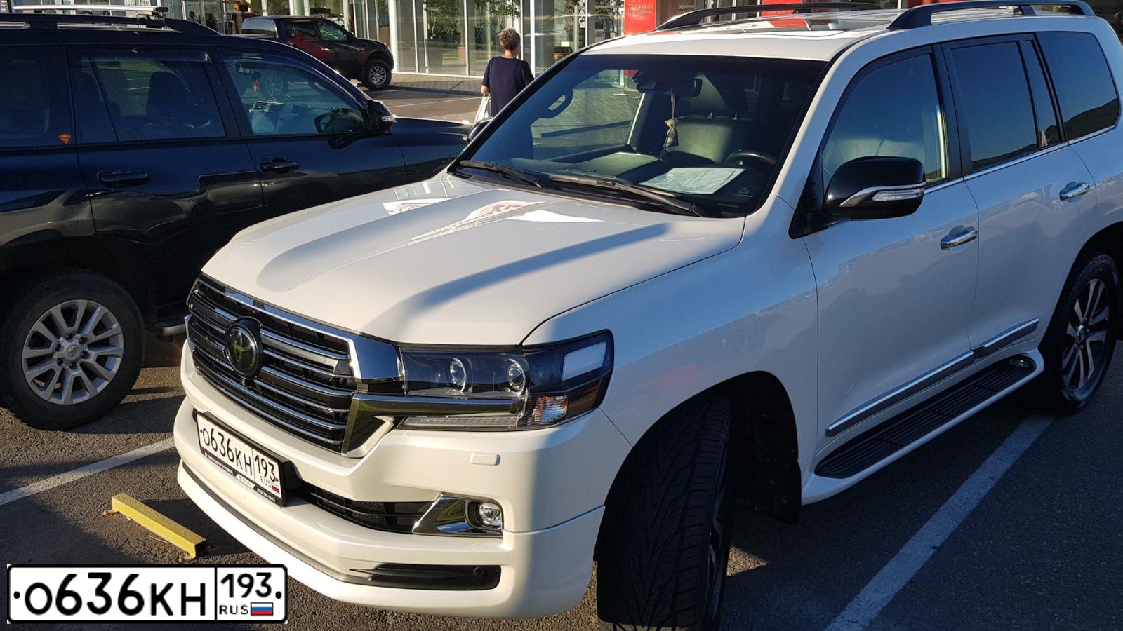 Фото автомобиля TOYOTA LANDCRUISER 200, 2018 — госномер Е001ТТ161. Цвет: Белый