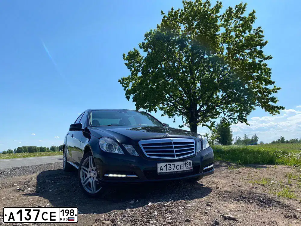 Фото автомобиля MERCEDES-BENZ E200, 2012 — госномер К762НР53. Цвет: ЧЕРНЫЙ
