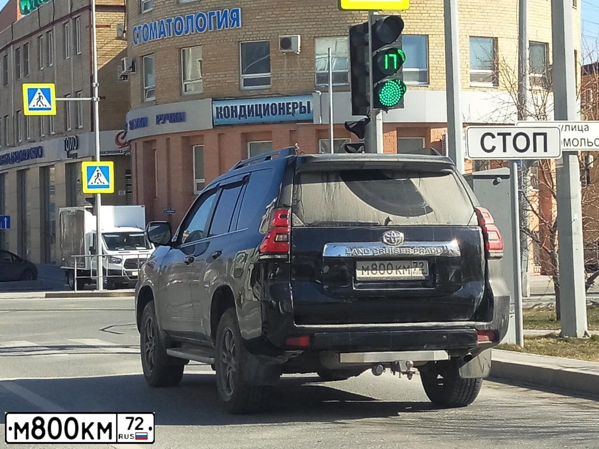 Фото автомобиля TOYOTA LANDCRUISER, 2018 — госномер М800КМ72. Цвет: ЧЕРНЫЙ