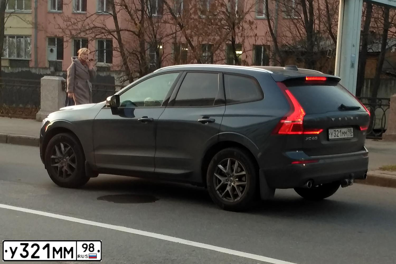 Фото автомобиля VOLVO XC60, 2019 — госномер М401УР198. Цвет: ТЕМНО-ГОЛУБОЙ