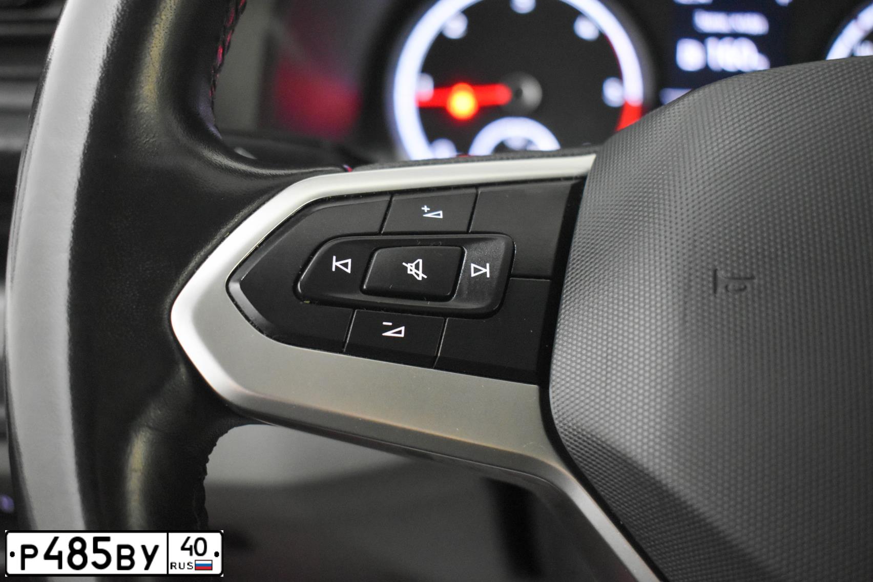Фото автомобиля VOLKSWAGEN CARAVELLE, 2021 — госномер У744ЕС790. Цвет: Белый