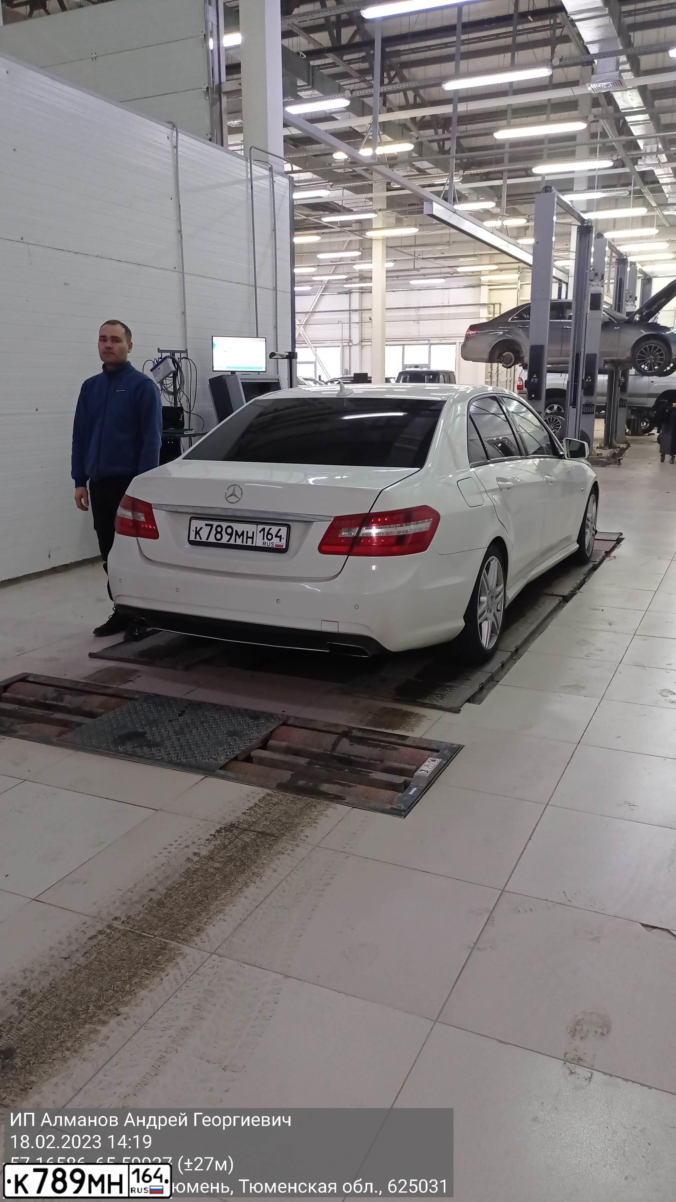 Фото автомобиля MERCEDES E-KLASSE, 2012 — госномер Р523ВЕ777. Цвет: Белый