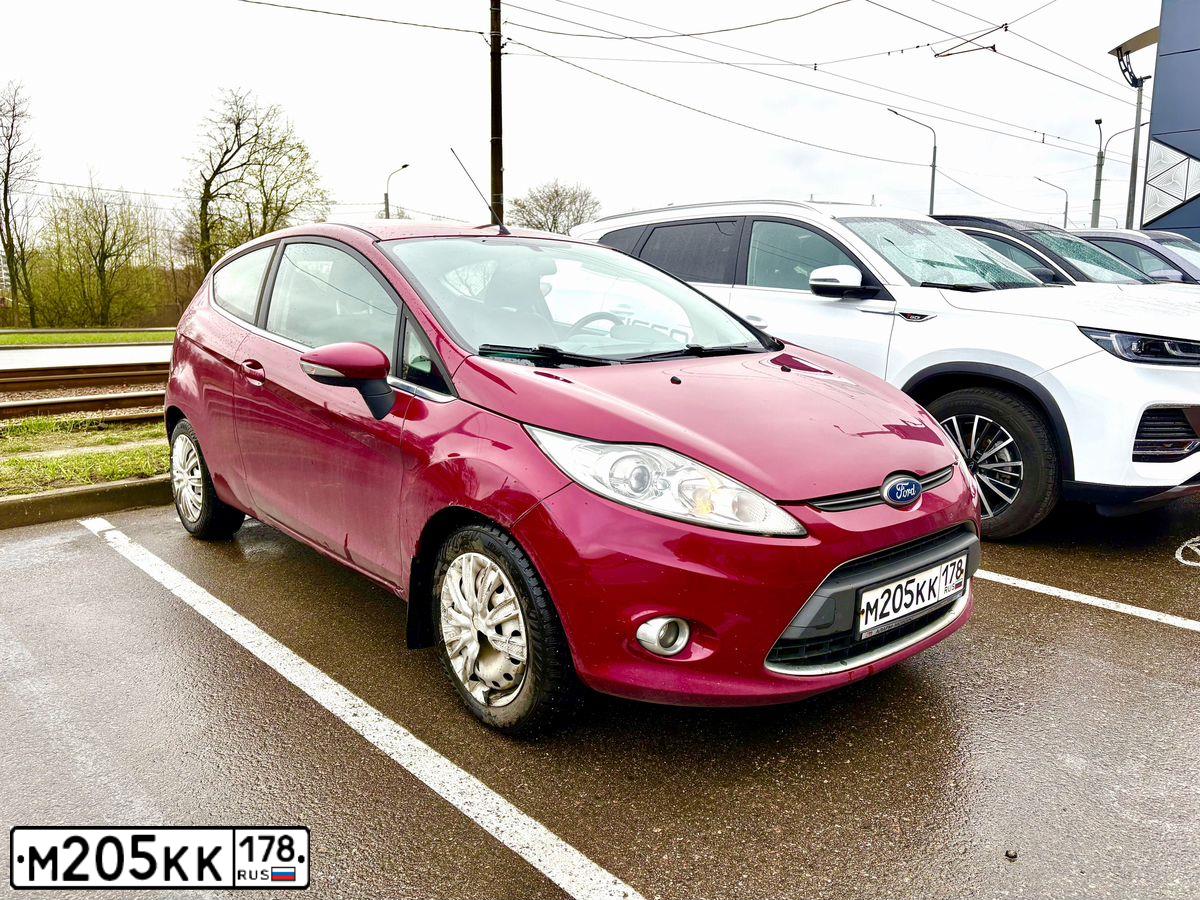 Фото автомобиля FORD FIESTA / ASPIRE, 2012 — госномер М205КК178. Цвет: МАЛИНОВЫЙ