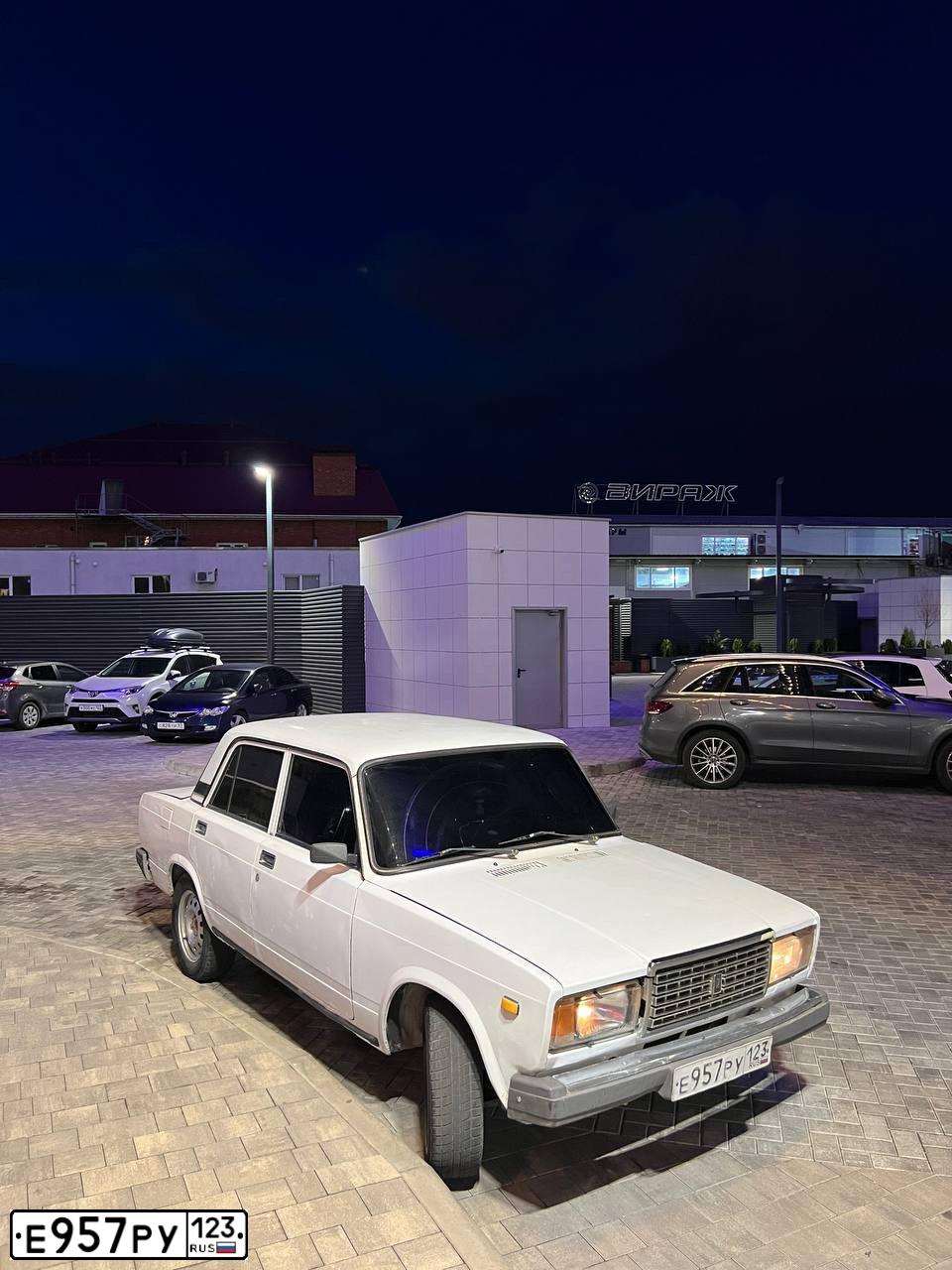 Фото автомобиля LADA 2107, 2005 — госномер Е957РУ123. Цвет: ЯРКО-БЕЛЫЙ
