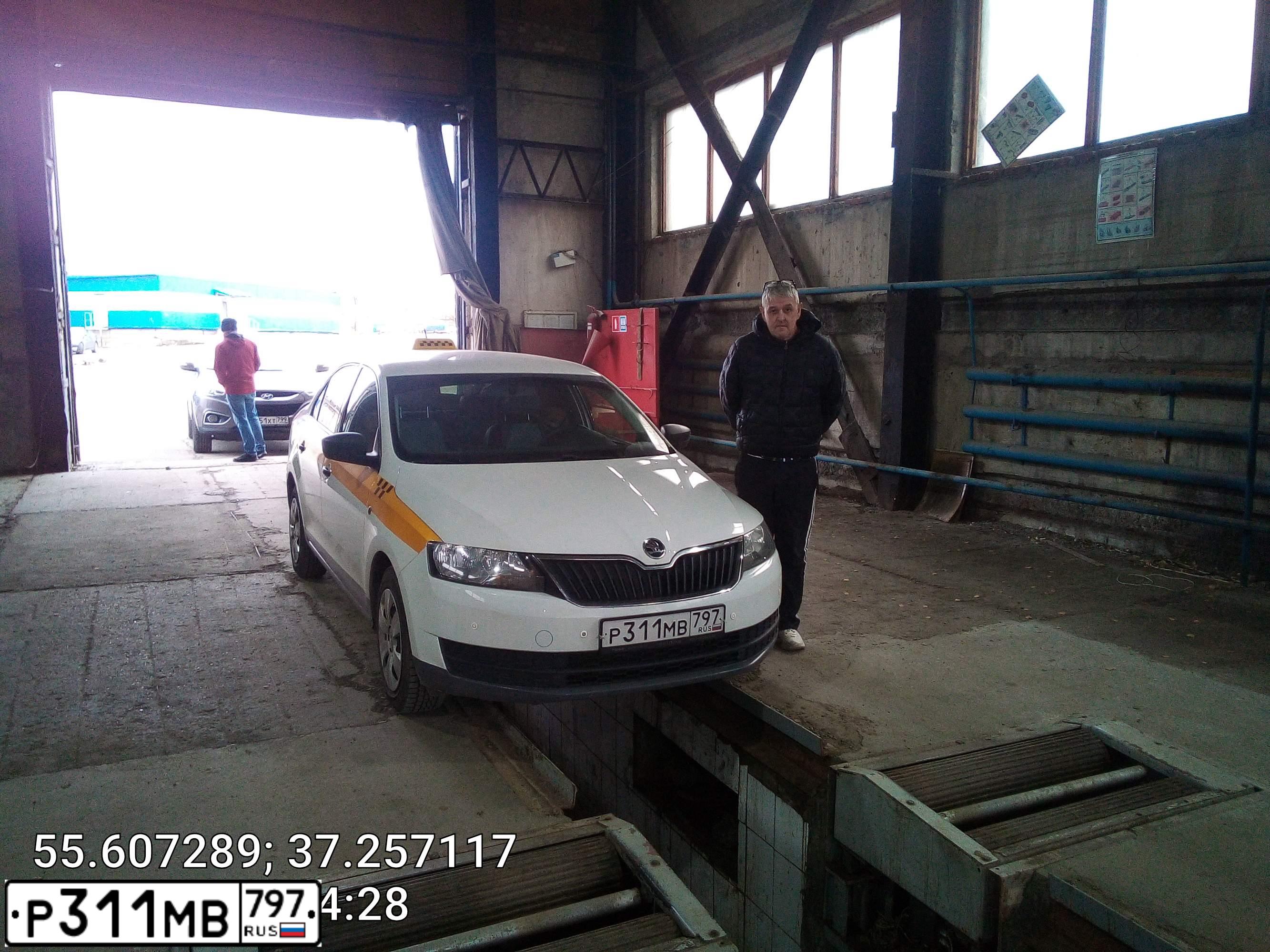 Фото автомобиля SKODA RAPID, 2016 — госномер Х135ТВ790. Цвет: БЕЛЫЙ ЖЕЛТЫЙ СЕРЫЙ