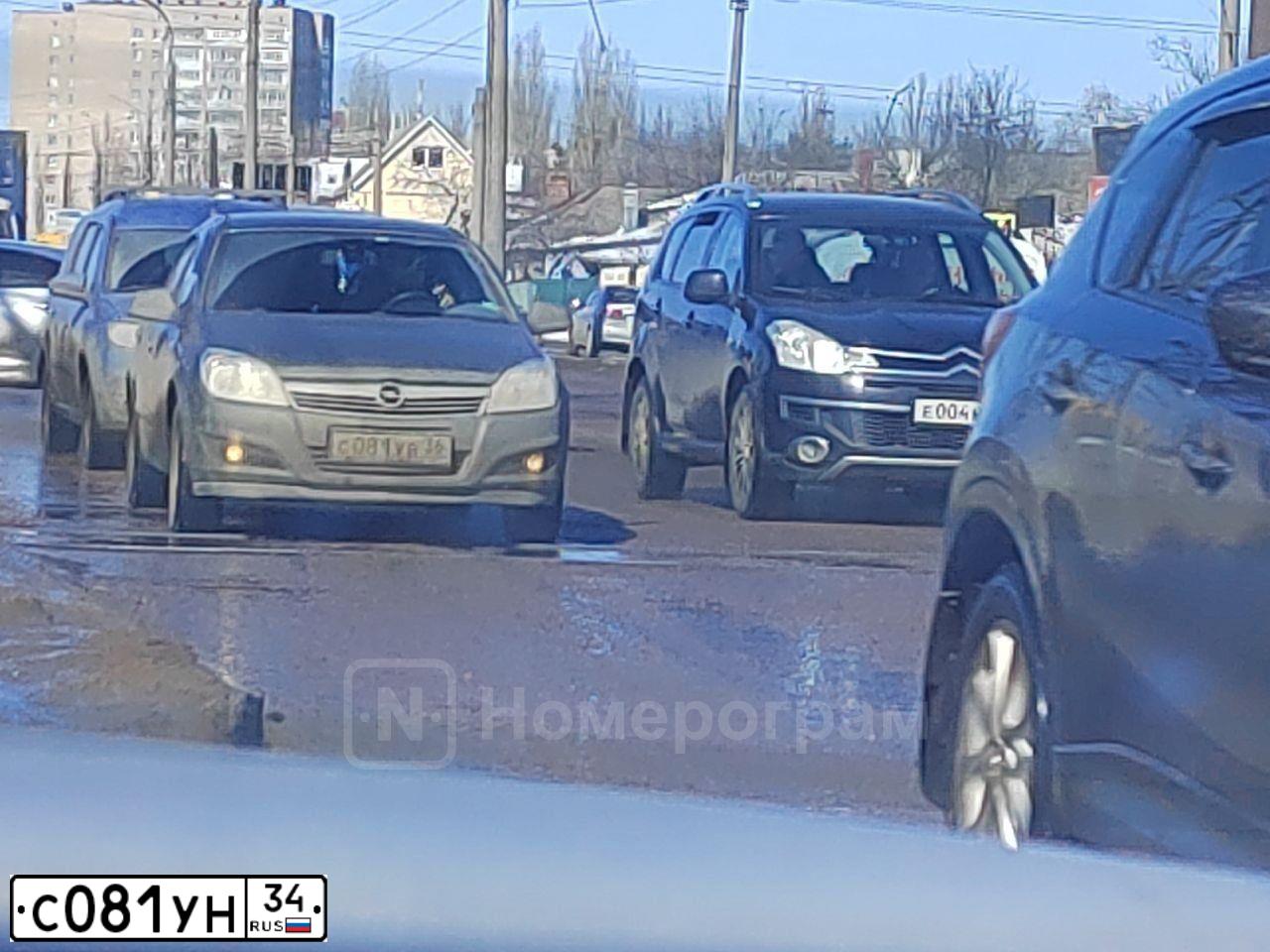 Фото автомобиля HYUNDAI SOLARIS, 2012 — госномер О734КМ134. Цвет: Серебристый
