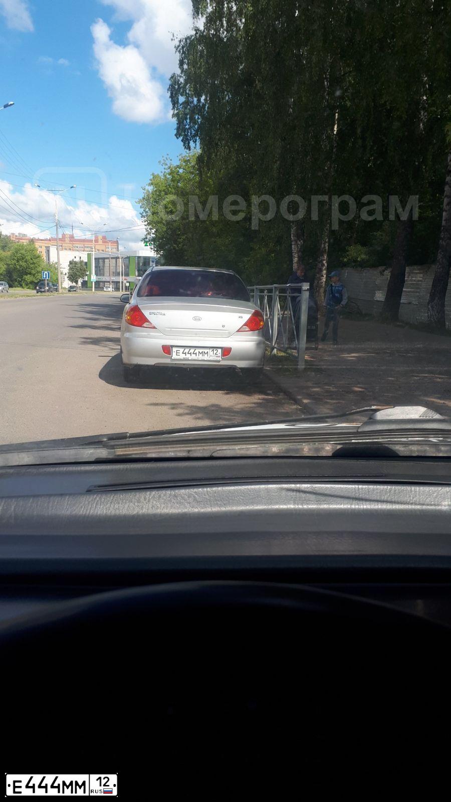 Фото автомобиля KIA SPECTRA, 2008 — госномер Е444ММ12. Цвет: АЛМАЗНОЕ СЕРЕБРО