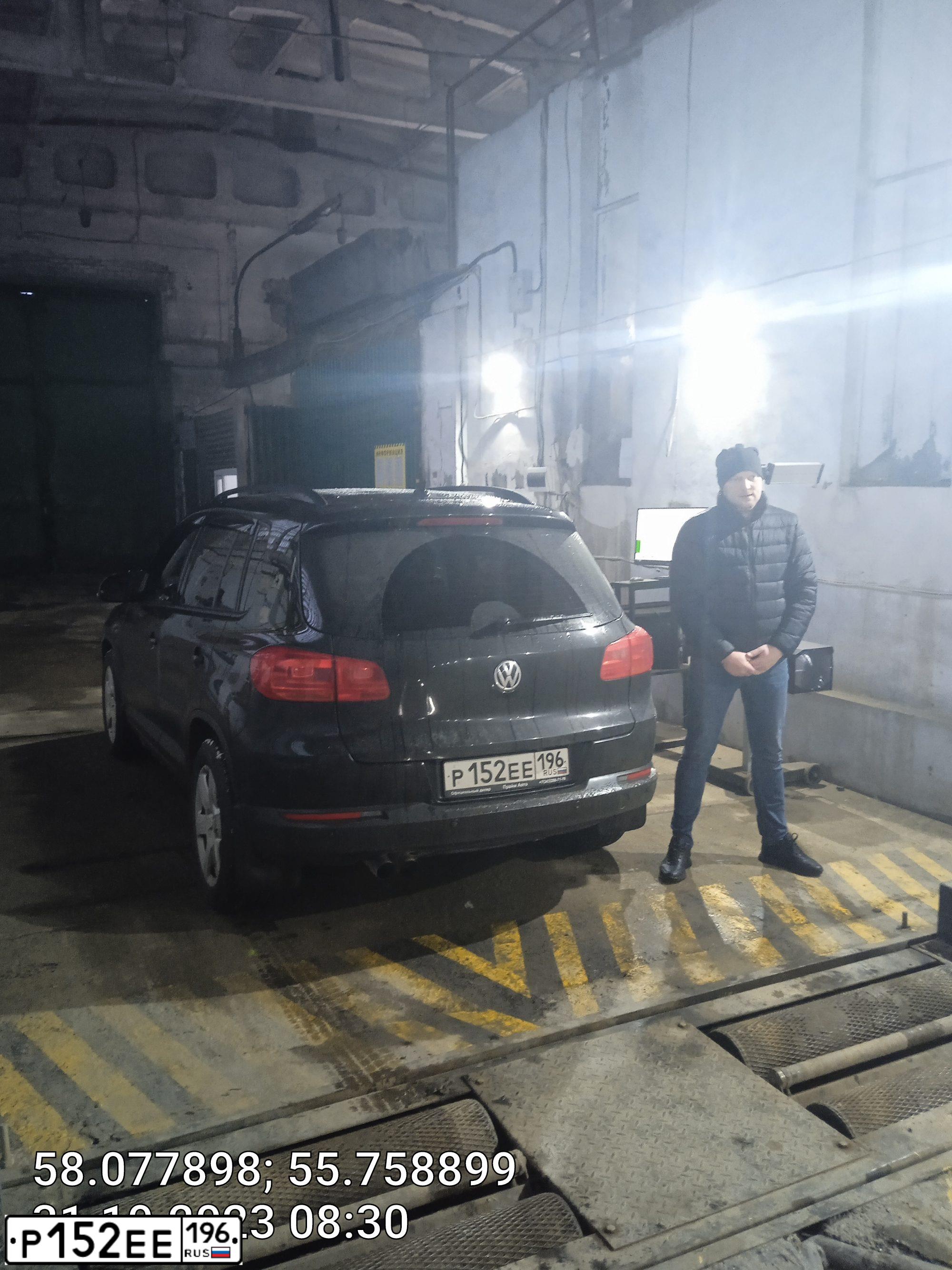 Фото автомобиля ФОЛЬКСВАГЕН ТИГУАН, 2011 — госномер Р392МЕ159. Цвет: ЧЕРНЫЙ
