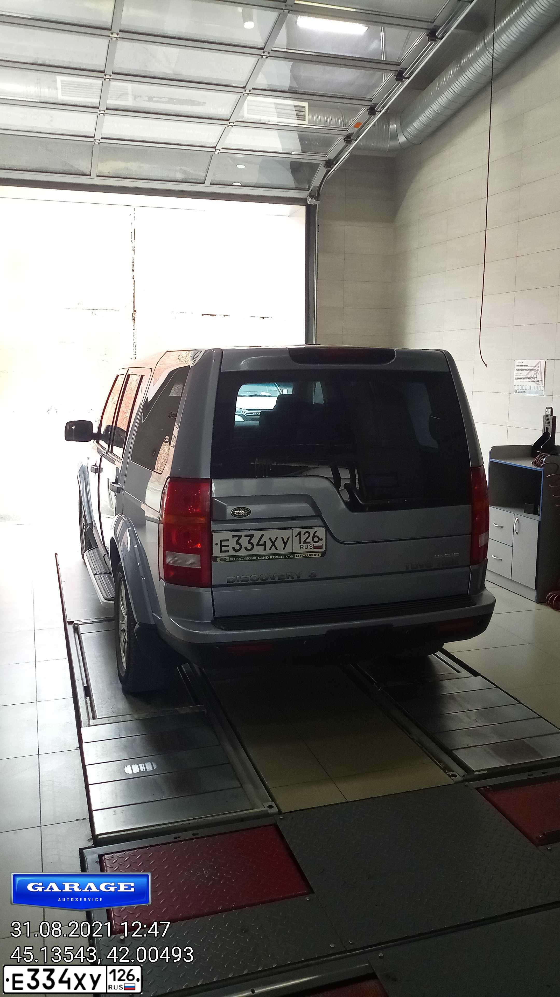 Фото автомобиля LANDROVER DISCOVERY, 2008 — госномер Е334ХУ126. Цвет: Серо-Синий