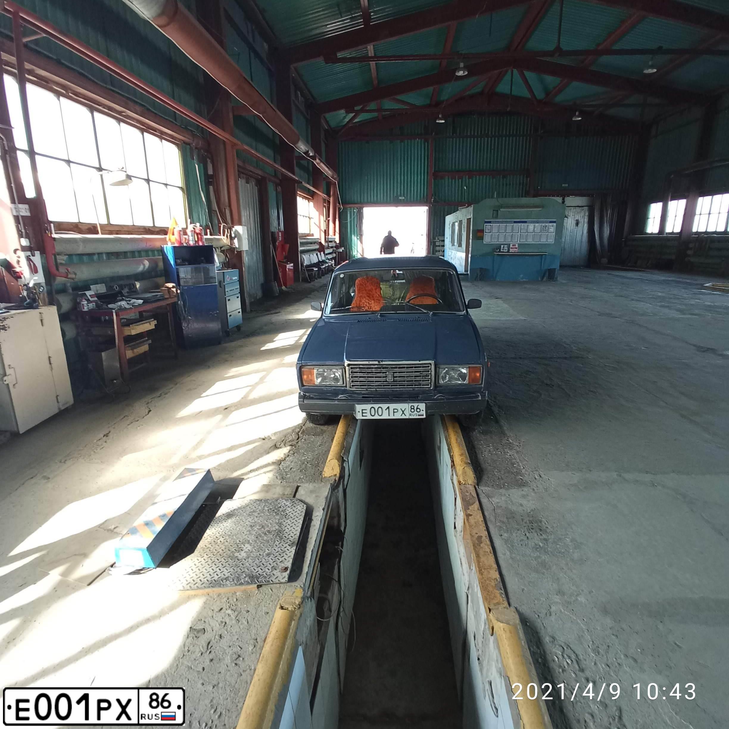 Фото автомобиля LADA 2107, 2007 — госномер Е001РХ86. Цвет: СИНИЙ
