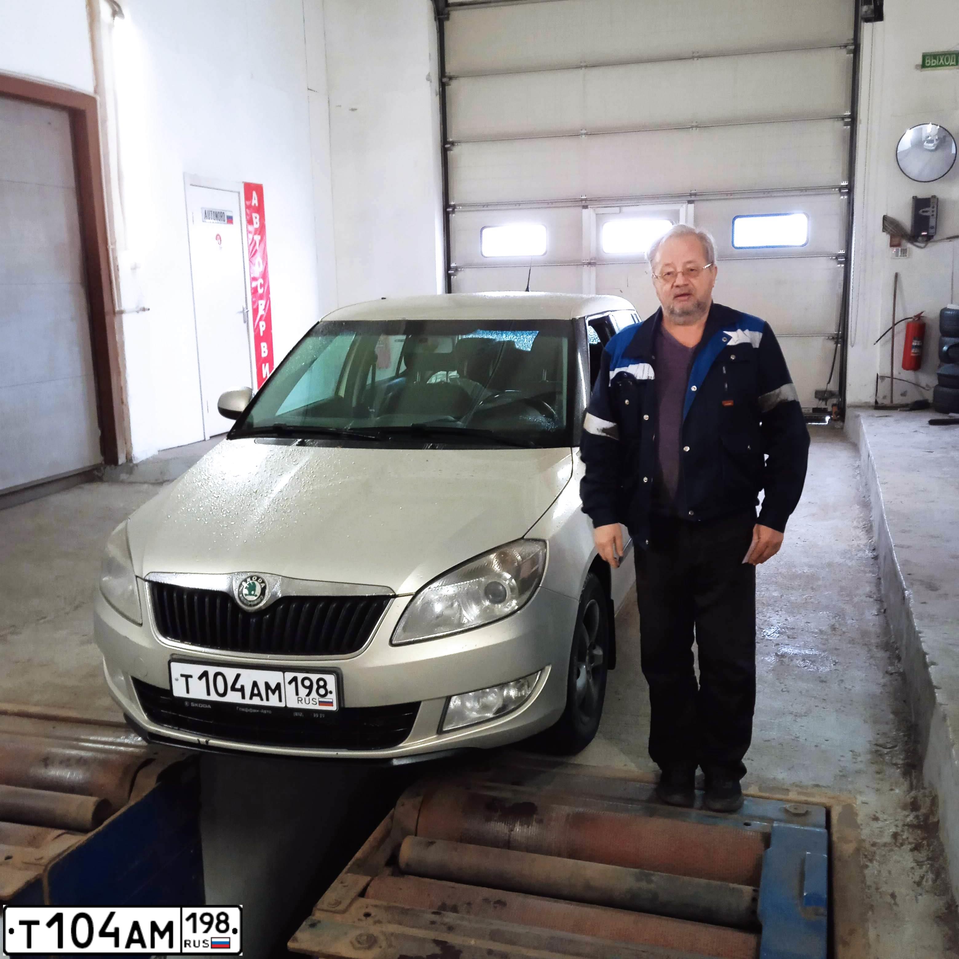 Фото автомобиля SKODA FABIA, 2011 — госномер Т104АМ198. Цвет: СЕРЕБРИСТО-ЖЕЛТЫЙ