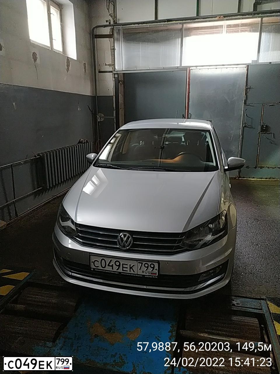 Фото автомобиля VOLKSWAGEN POLO, 2018 — госномер Р828УМ159. Цвет: Серебристый