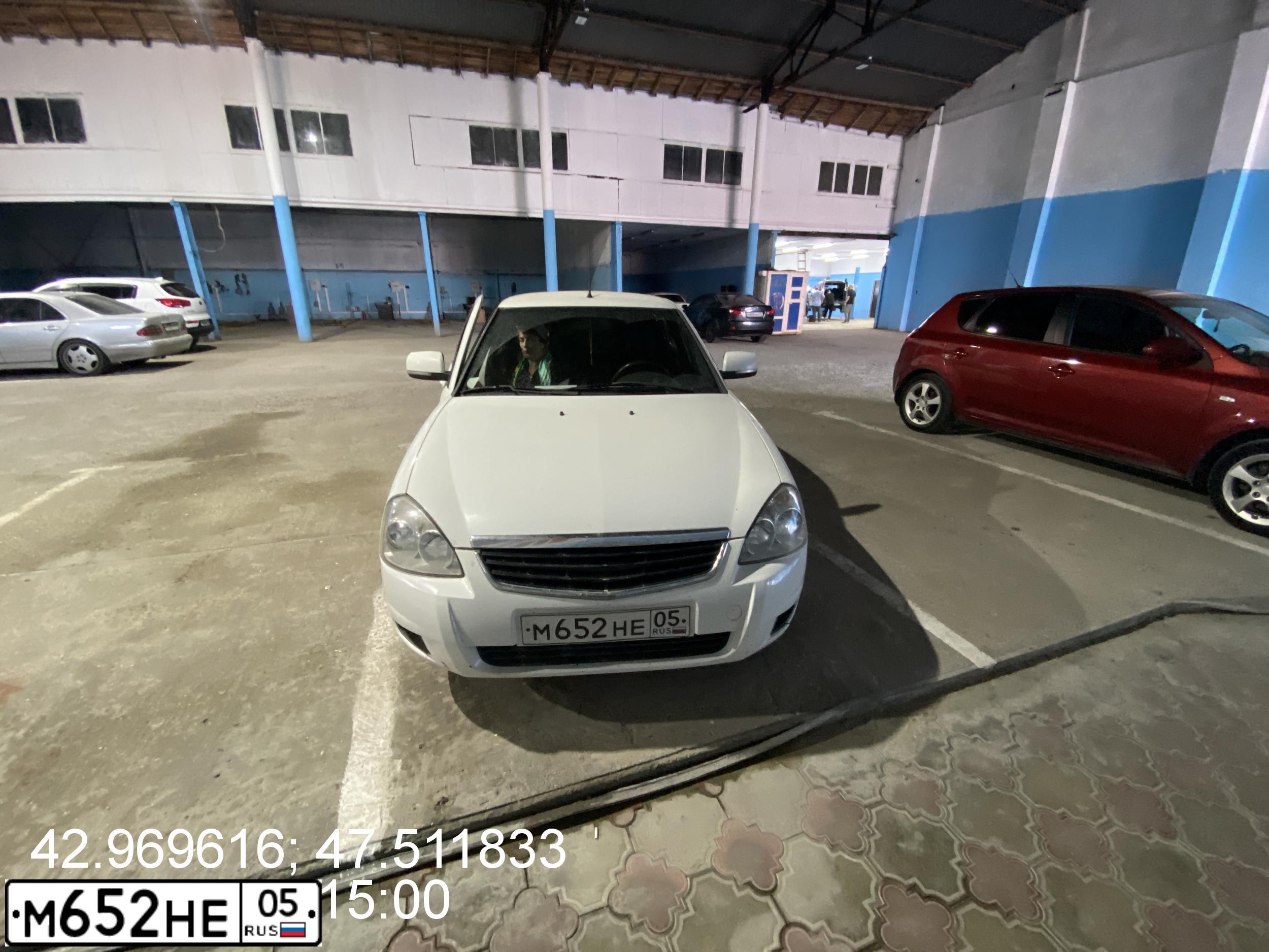 Фото автомобиля LADA 2170 PRIORA, 2011 — госномер М652НЕ05. Цвет: БЕЛЫЙ
