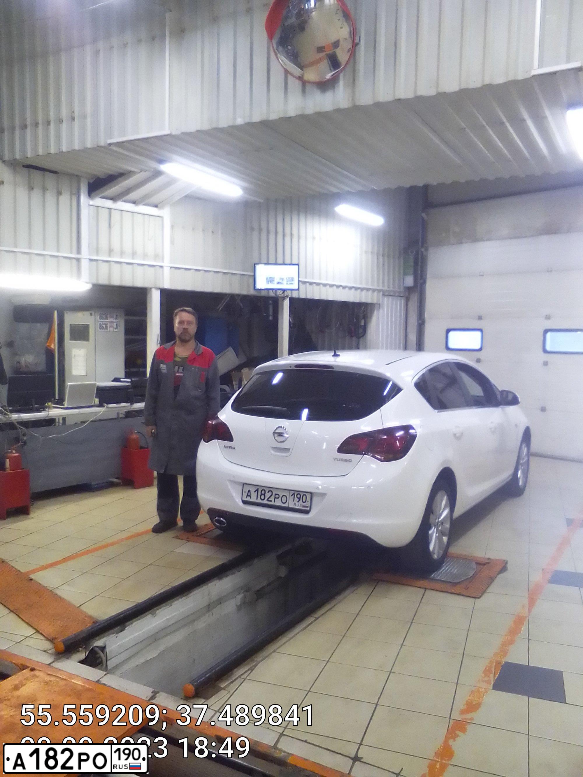 Фото автомобиля OPEL ASTRA, 2011 — госномер Н893ОР797. Цвет: Белый