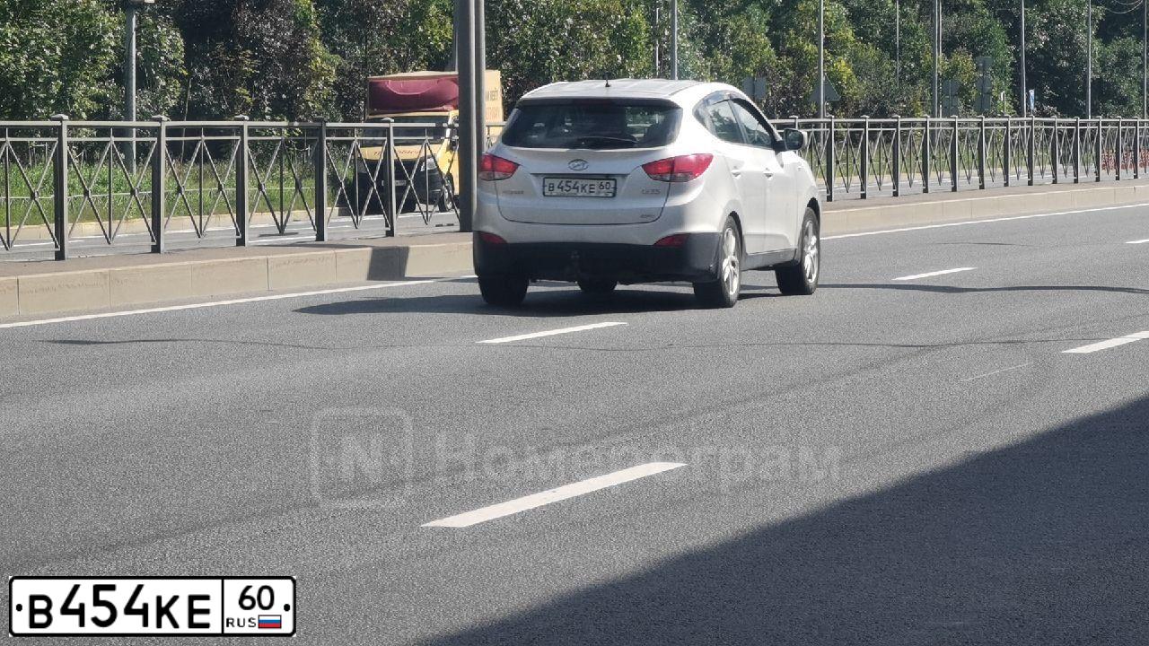 Фото автомобиля HYUNDAI IX35, 2013 — госномер О852НО178. Цвет: Серебристый