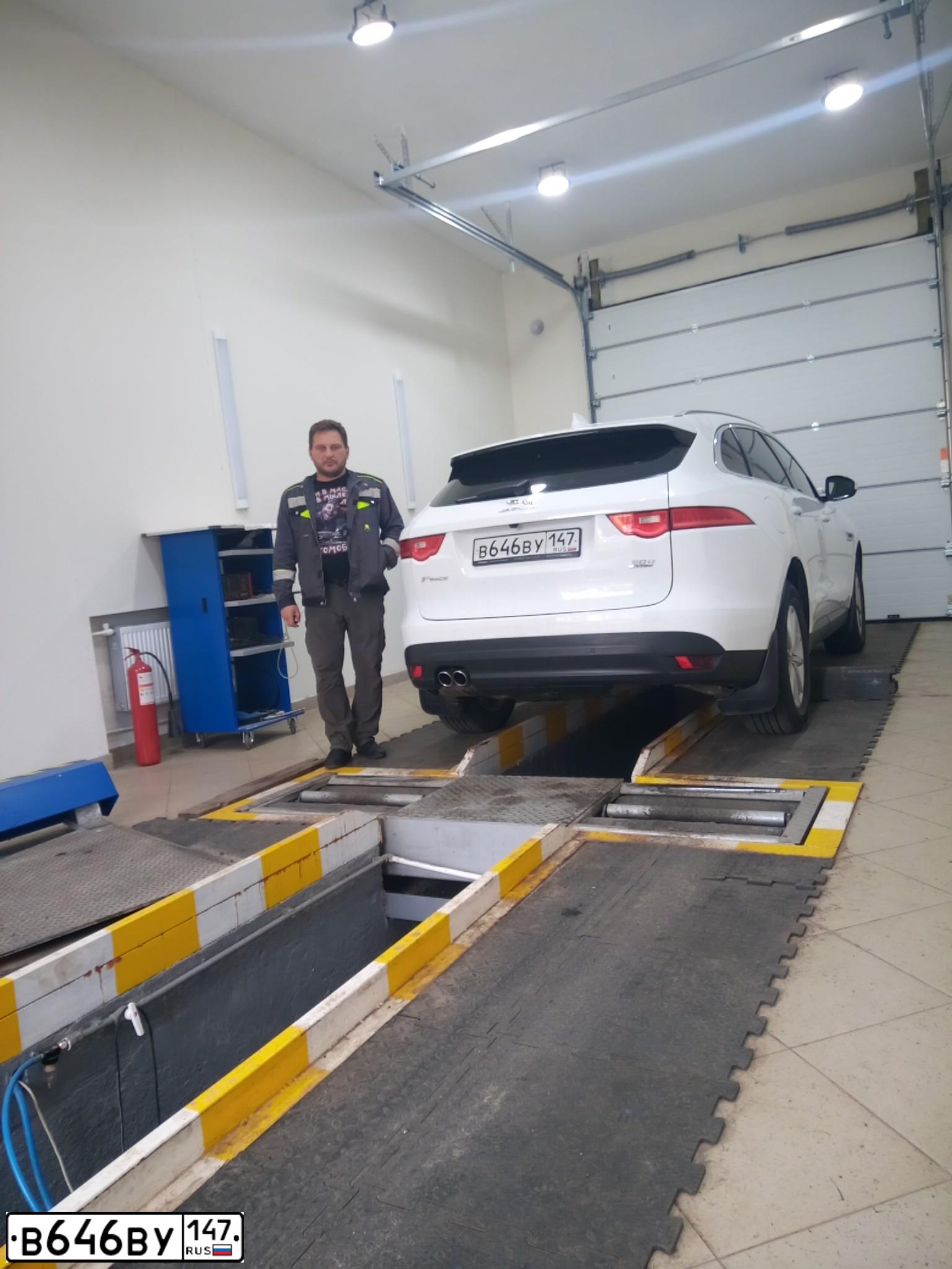 Фото автомобиля JAGUAR F-PACE, 2017 — госномер В646ВУ147. Цвет: Белый
