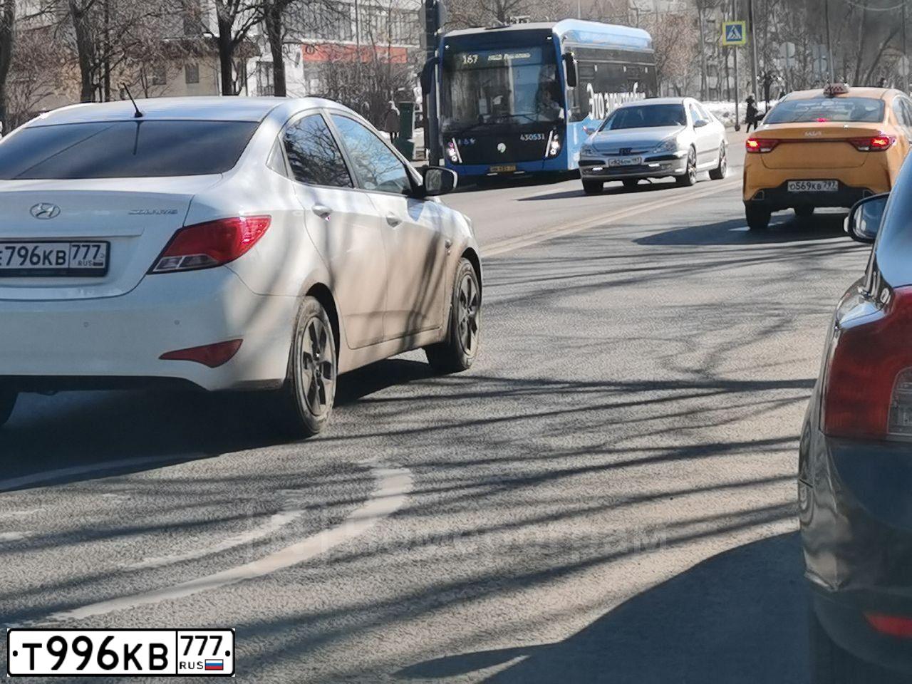 Фото автомобиля HYUNDAI VELOSTER, 2013 — госномер Н245УО33. Цвет: Оранжевый