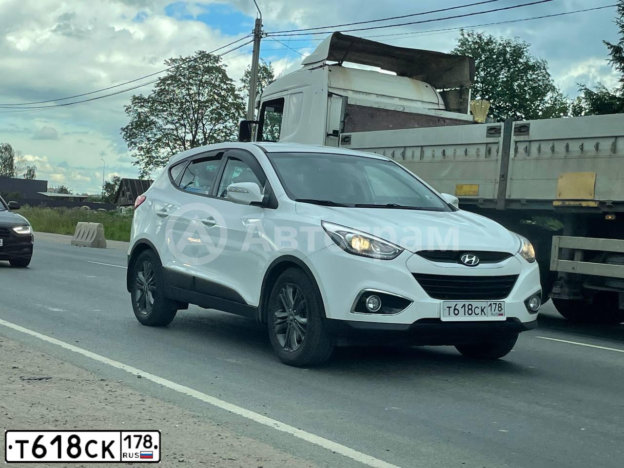 Фото автомобиля HYUNDAI IX35, 2015 — госномер Т618СК178. Цвет: Белый