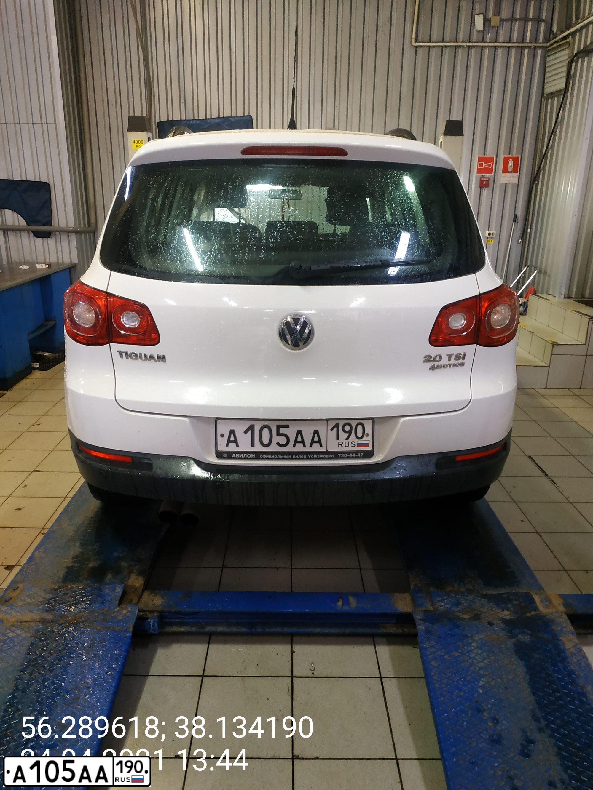 Фото автомобиля VOLKSWAGEN TIGUAN, 2011 — госномер А105АА190. Цвет: БЕЛЫЙ