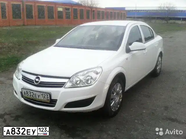 Фото автомобиля OPEL ASTRA, 2012 — госномер А832ЕУ123. Цвет: БЕЛЫЙ