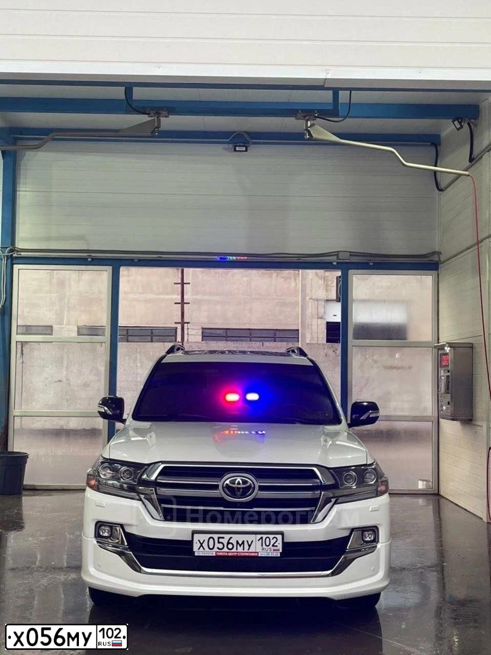 Фото автомобиля TOYOTA LANDCRUISER 200, 2018 — госномер Х056МУ102. Цвет: БЕЛЫЙ