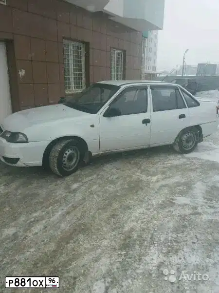 Фото автомобиля DAEWOO NEXIA, 2010 — госномер Е699ТМ196. Цвет: БЕЛЫЙ