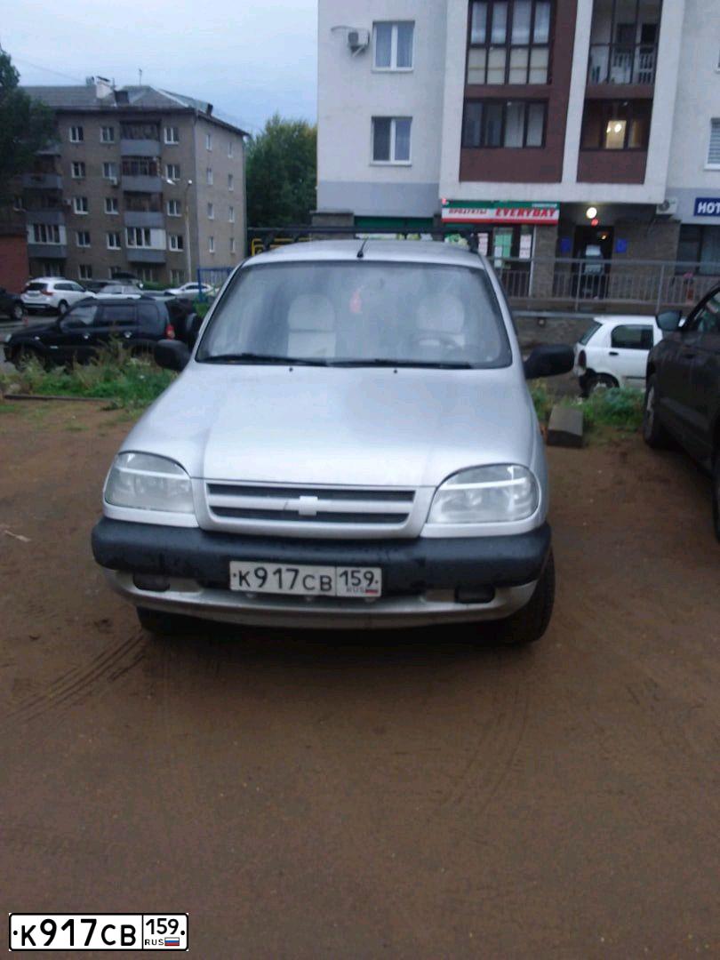 Фото автомобиля CHEVROLET NIVA, 2004 — госномер Е752ОА702. Цвет: СНЕЖНАЯ КОРОЛЕВА