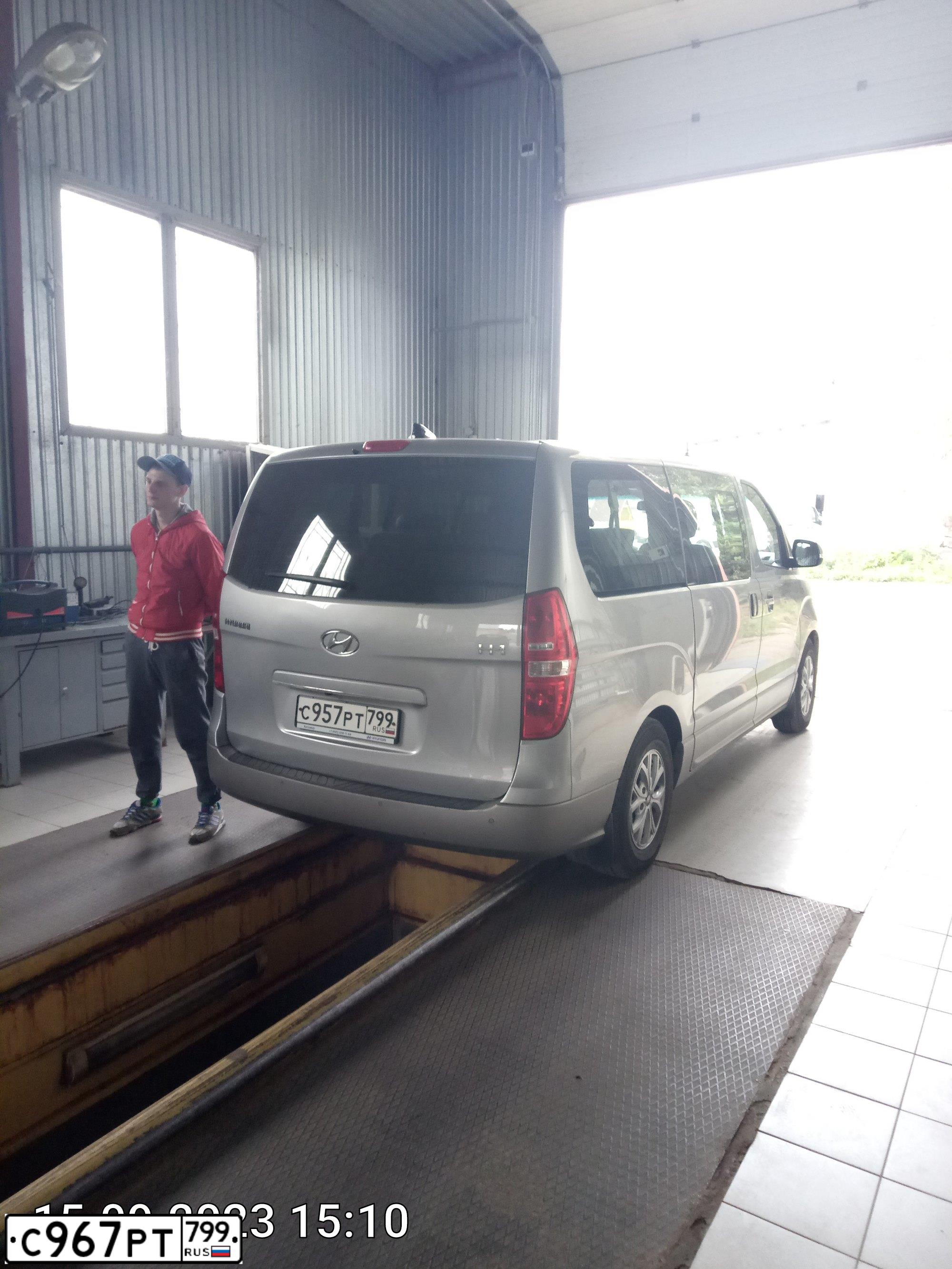 Фото автомобиля HYUNDAI H 1/H 100/STAREX, 2019 — госномер С957РТ799. Цвет: Серебристый