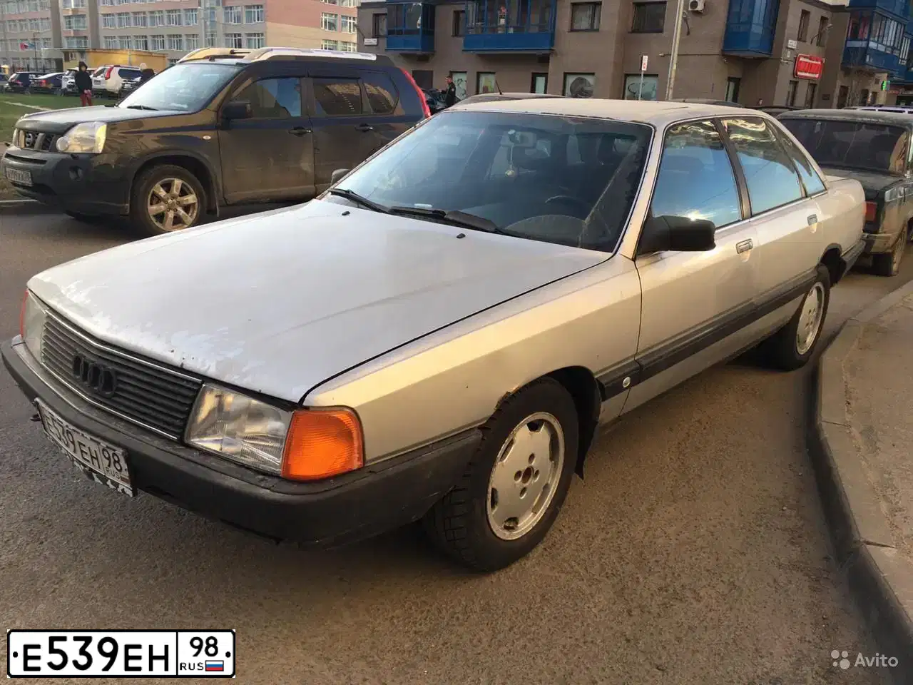 Фото автомобиля AUDI 100, 1989 — госномер Е539ЕН98. Цвет: СЕРЫЙ