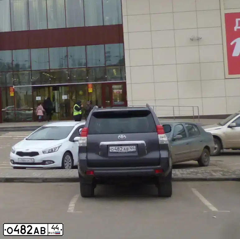 Фото автомобиля TOYOTA LANDCRUISER, 2010 — госномер О482АВ44. Цвет: СЕРЫЙ