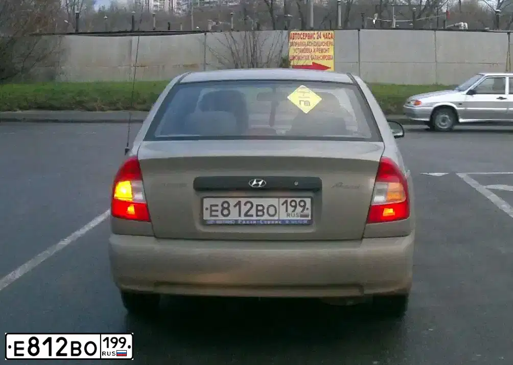 Фото автомобиля TAGAZ ACCENT, 2008 — госномер Е812ВО199. Цвет: СВЕТЛО-БЕЖЕВЫЙ