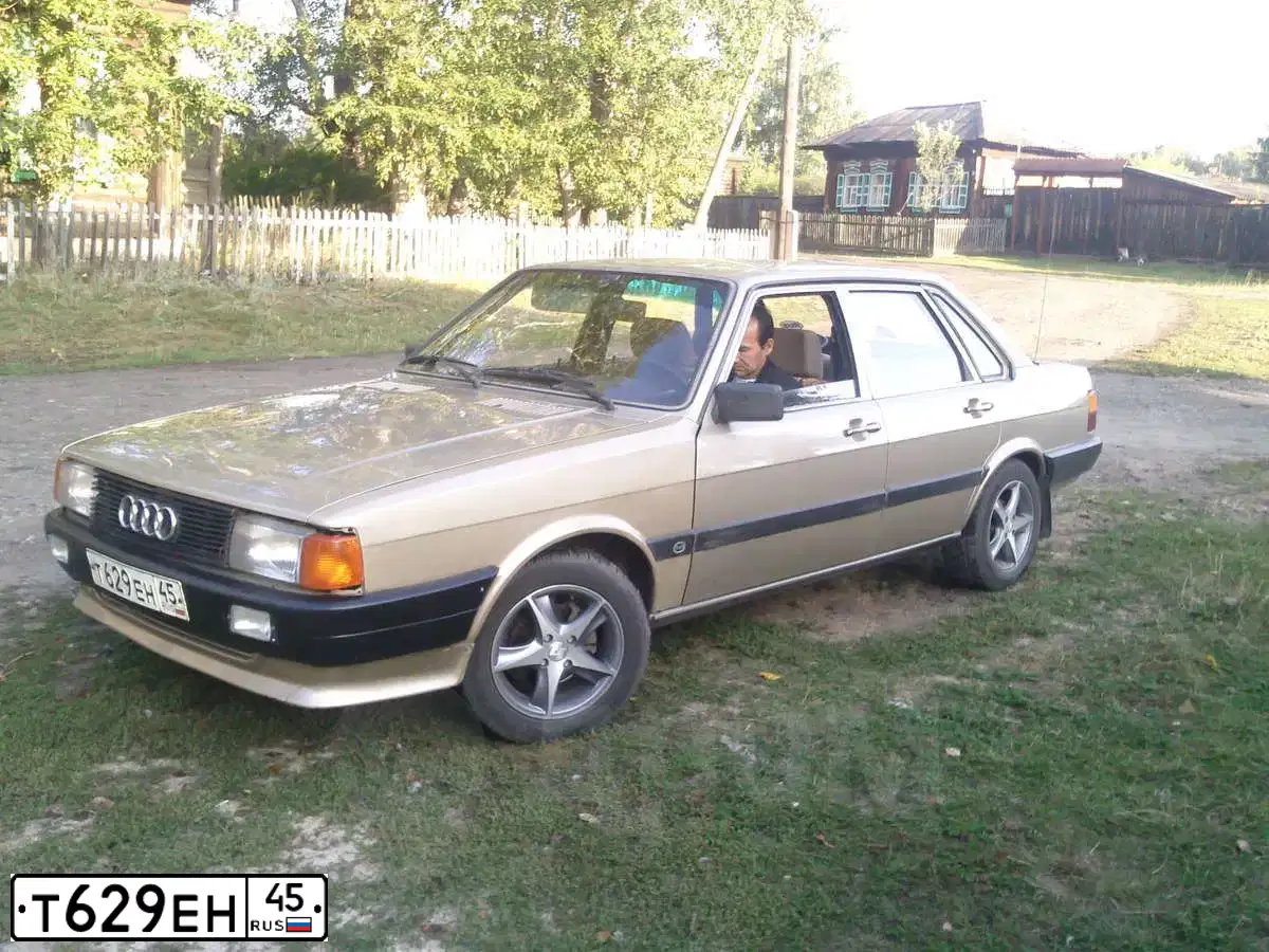 Фото автомобиля AUDI 80, 1985 — госномер Т629ЕН45. Цвет: ЗОЛОТИСТЫЙ