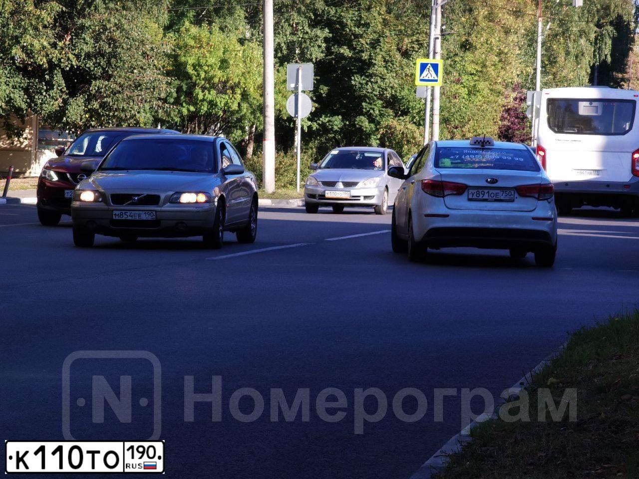 Фото автомобиля MITSUBISHI LANCER, 2006 — госномер К110ТО190. Цвет: СЕРЫЙ