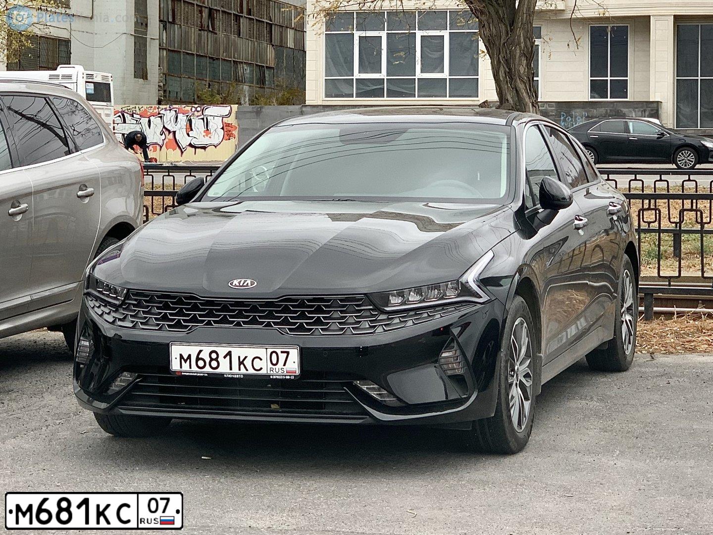Фото автомобиля KIA K5, 2021 — госномер Е183ЕТ01. Цвет: ЧЕРНЫЙ