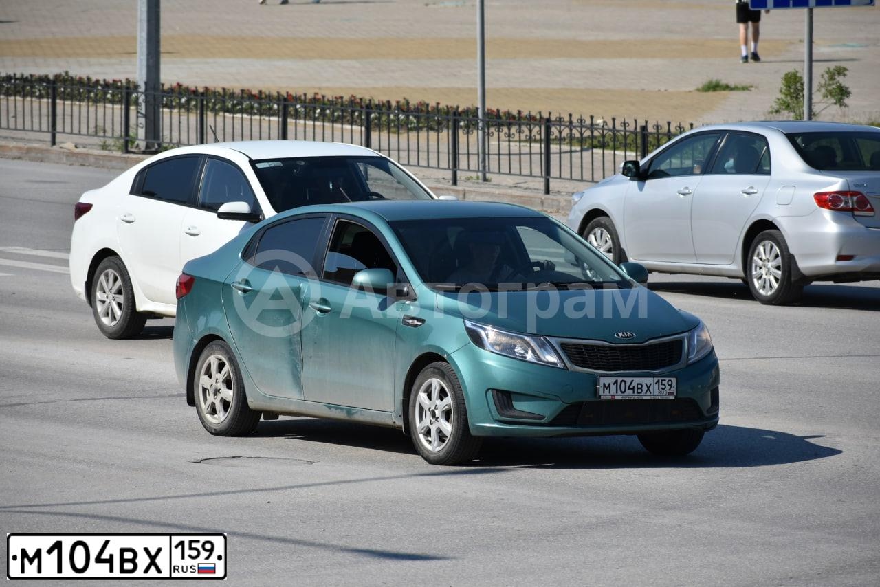 Фото автомобиля KIA RIO, 2013 — госномер М104ВХ159. Цвет: СЕРО-ЗЕЛЕНЫЙ