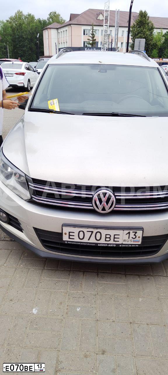 Фото автомобиля VOLKSWAGEN TIGUAN, 2014 — госномер Е070ВЕ13. Цвет: СЕРЕБРИСТО ЖЕЛТЫЙ