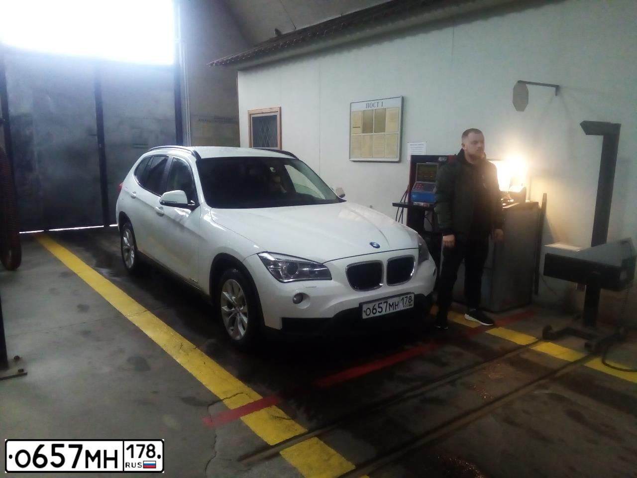 Фото автомобиля BMW X1, 2013 — госномер О657МН178. Цвет: БЕЛЫЙ