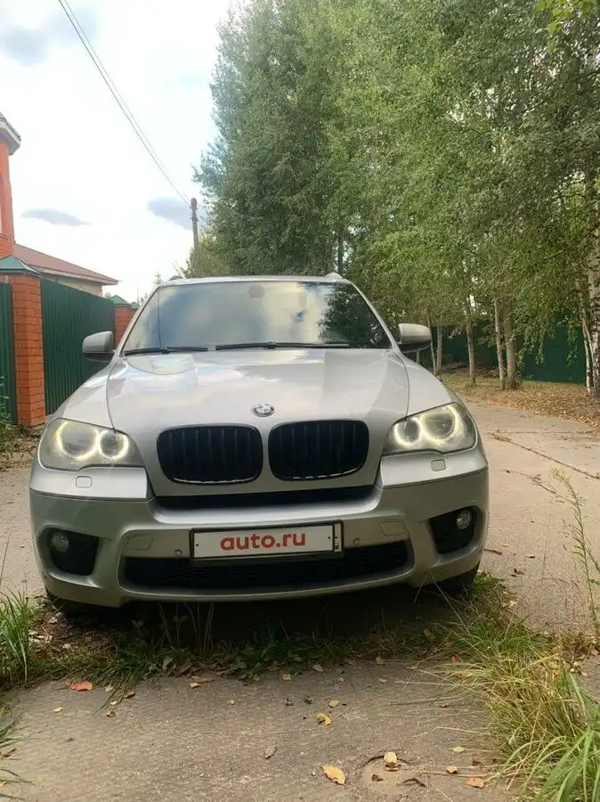 Фото автомобиля BMW X5, 2011 — госномер О100РЕ797. Цвет: Серебристый
