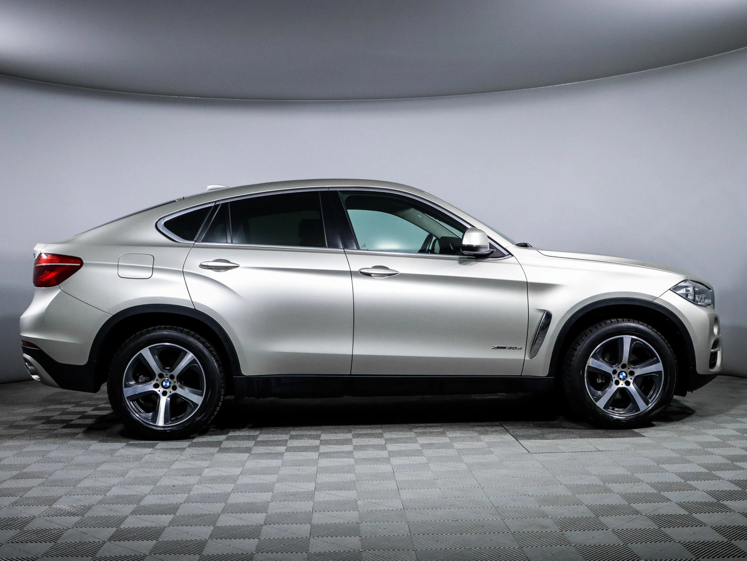 Фото автомобиля BMW X6, 2015 — госномер Н467ТН777. Цвет: СЕРЫЙ МЕТАЛЛИК
