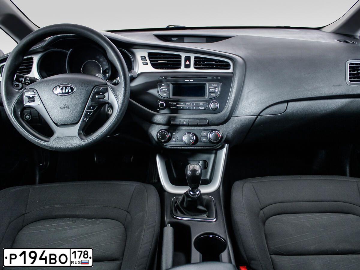 Фото автомобиля KIA CEE'D, 2013 — госномер Р194ВО178. Цвет: Белый