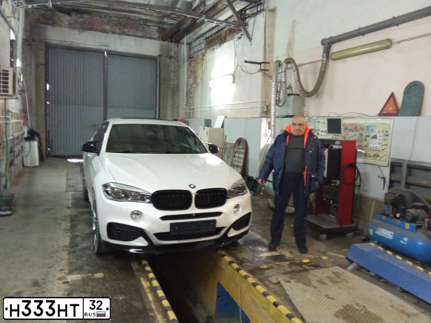 Фото автомобиля BMW X6, 2016 — госномер Н333НТ32. Цвет: БЕЛЫЙ МЕТАЛЛИК