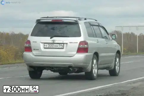 Фото автомобиля TOYOTA HIGHLANDER, 2004 — госномер С033ХХ154. Цвет: серебристый
