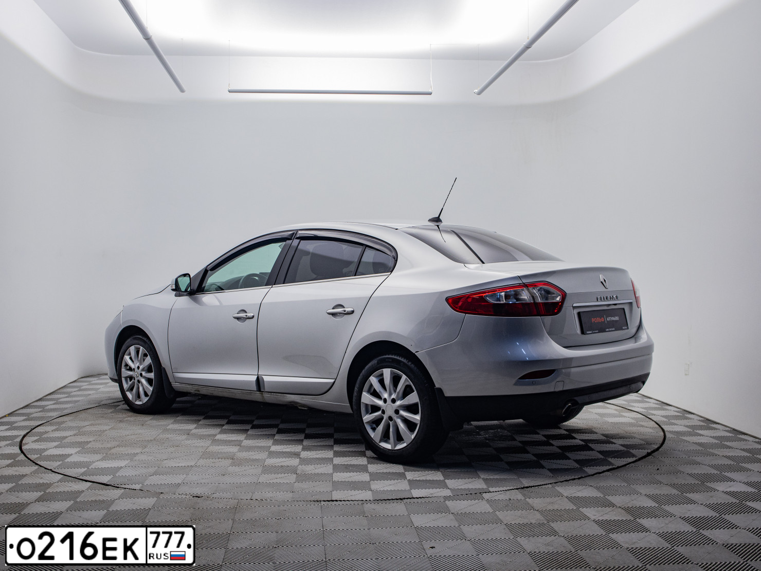 Фото автомобиля RENAULT FLUENCE, 2014 — госномер Т989КТ977. Цвет: СВЕТЛО-СЕРЫЙ